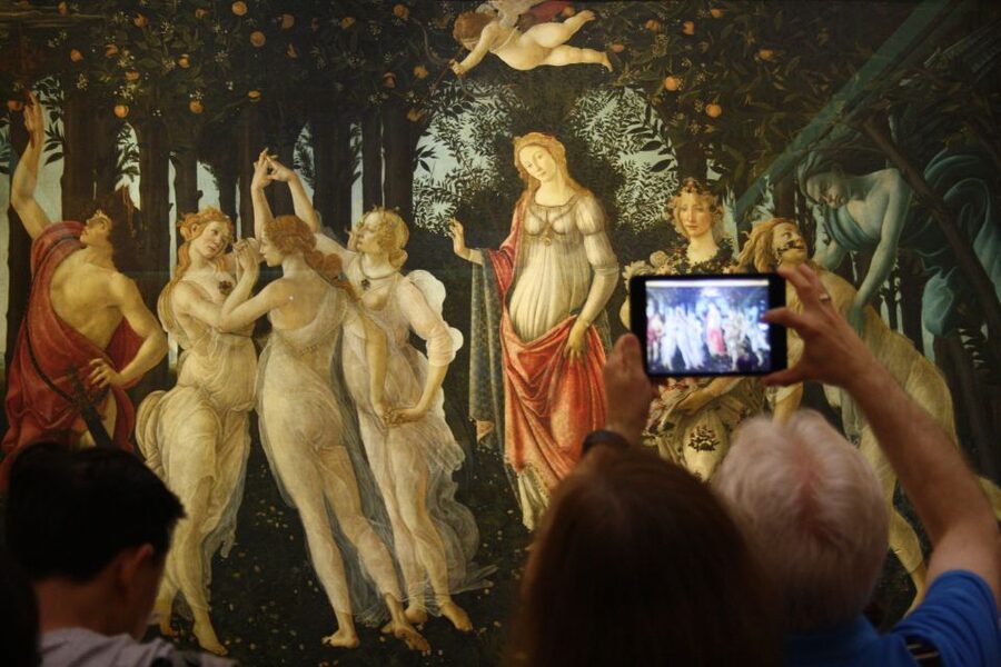 Florence: Uffizi Entry Ticket & Audio Guided Tour with Host - What the host adds to a recorded tour