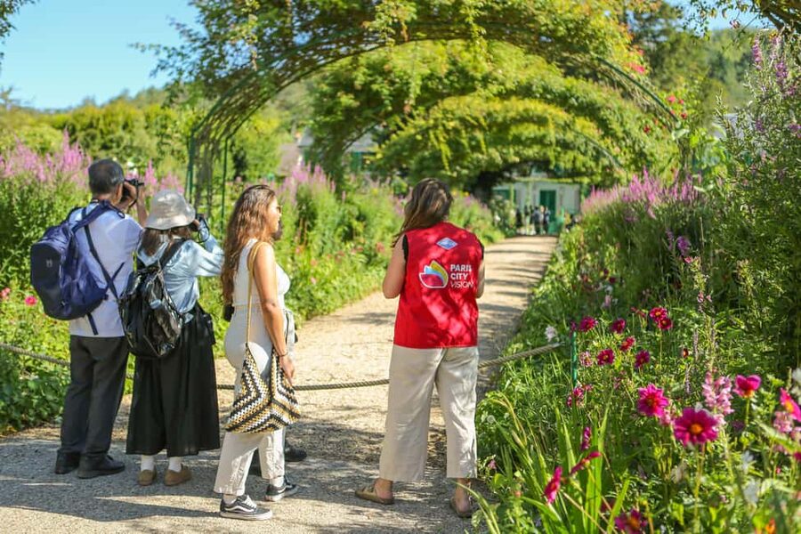 From Paris: Giverny Day Trip with Audio Guide or Live Guide - Live guide, audio guide, or your own pace