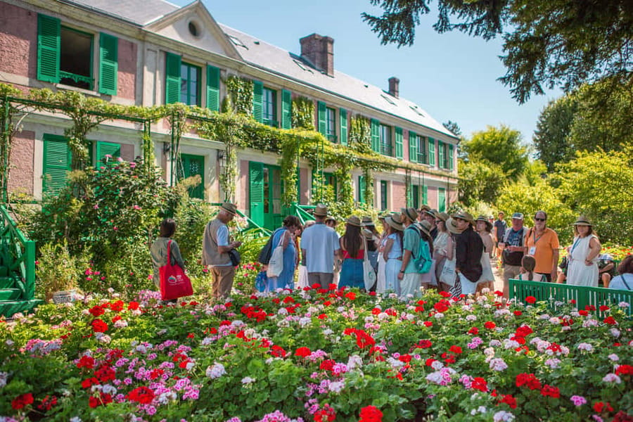 From Paris: Giverny Day Trip with Audio Guide or Live Guide - Price, crowds, and the value of convenience