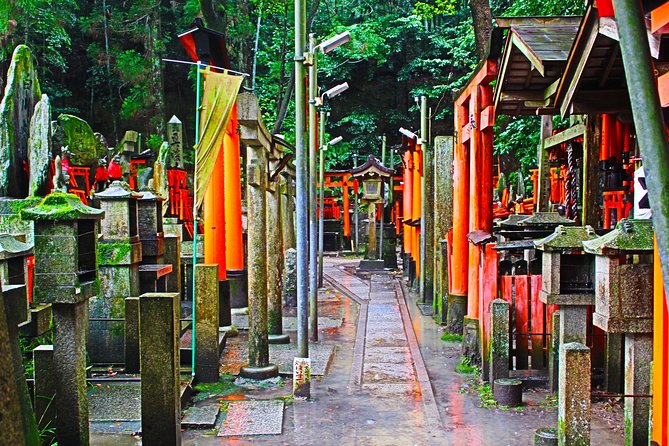 Fushimi Inari Shrine: Explore the 1,000 Torii Gates on an audio walking tour - Walking Through the Senbon Torii