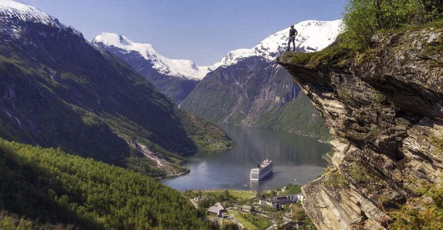 Geiranger: Bus Tour with Multilingual Audio Guide - Finding the bus between the pier and village