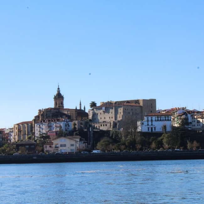 Get to know Hondarribia by sea. Audio-guided boat tour - Key points at a glance