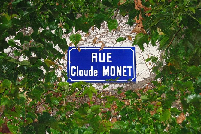 Giverny & Monet's House Audio Guided Half-day Tour from Paris - Walking through the Clos Normand