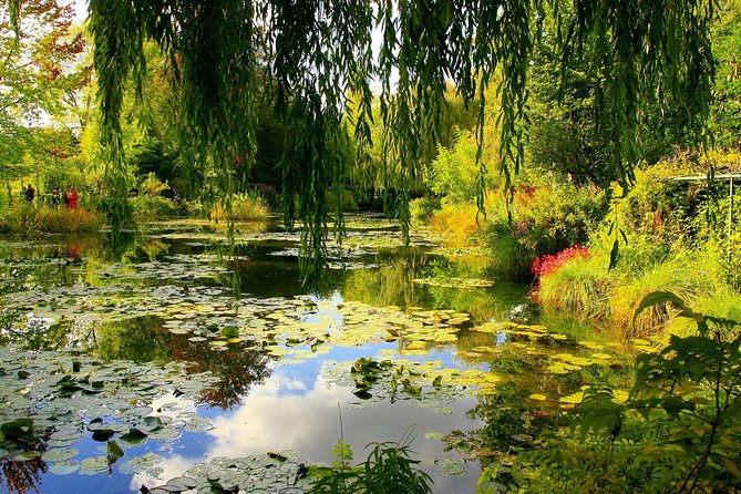 Giverny & Versailles Audio Guided Day Trip with Lunch from Paris - Versailles Palace: grandeur under pressure
