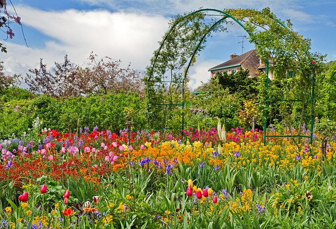 Giverny & Versailles Audio Guided Day Trip with Lunch from Paris - Audio guide expectations and group organization
