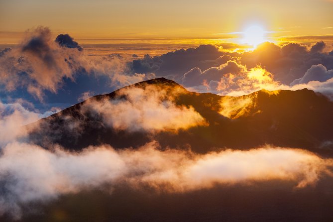 Haleakala Sunset and Stargazing Audio Tour - Halemauʻu Trail gives you a short taste of the crater rim