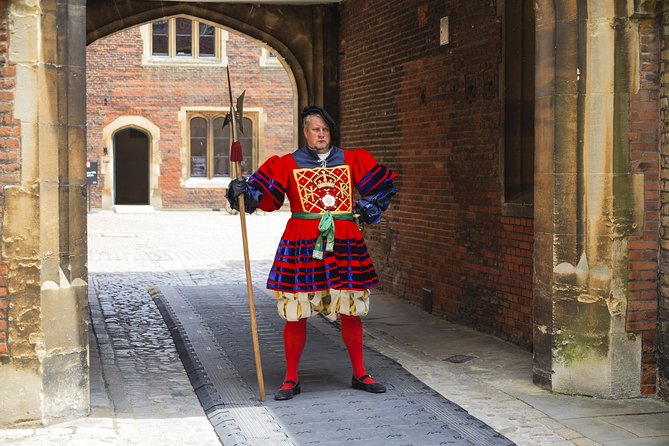 Hampton Court Palace & Garden Maze, Private Tour Admission with Audio Guides - What the audio guide changes