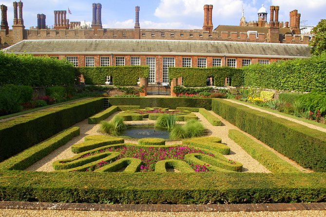 Hampton Court Palace & Garden Maze, Private Tour Admission with Audio Guides - The ride from London to Hampton Court