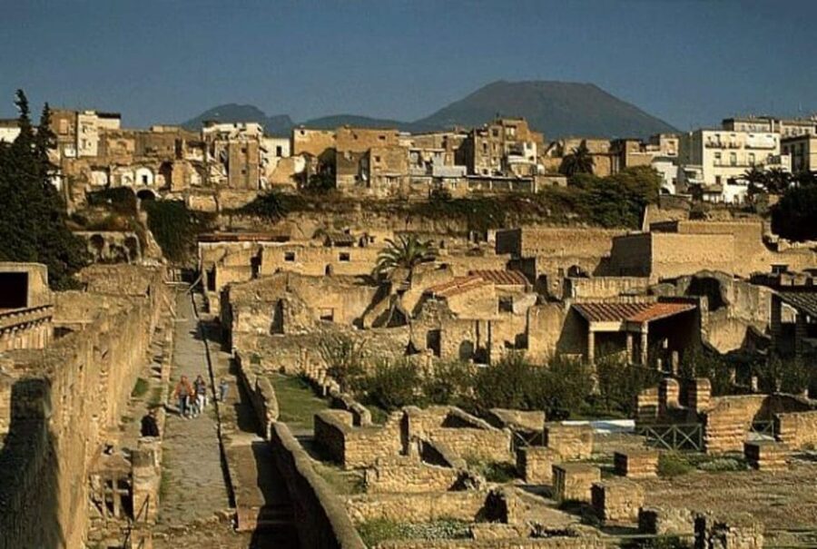 Herculaneum: Skip-The-Line Entrance Tickets + Audioguide - Following the streets and alleys of the ancient town