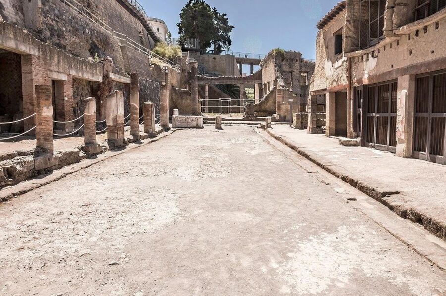 Herculaneum: Skip-the-Line Entry Ticket with Audio Guide - Getting oriented with the map and audio device