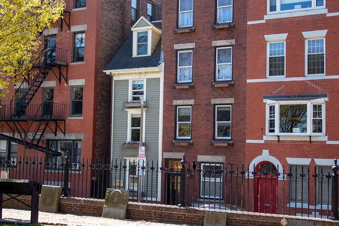 Highlights and History of Boston: GPS Guided Audio Tour - The Old State House and the Boston Massacre