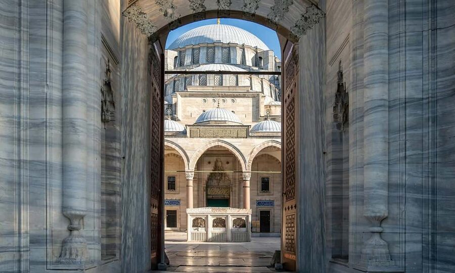 Istanbul: Blue Mosque Guided Tour & Süleymaniye Audio Guide - Entering the Blue Mosque after the security line