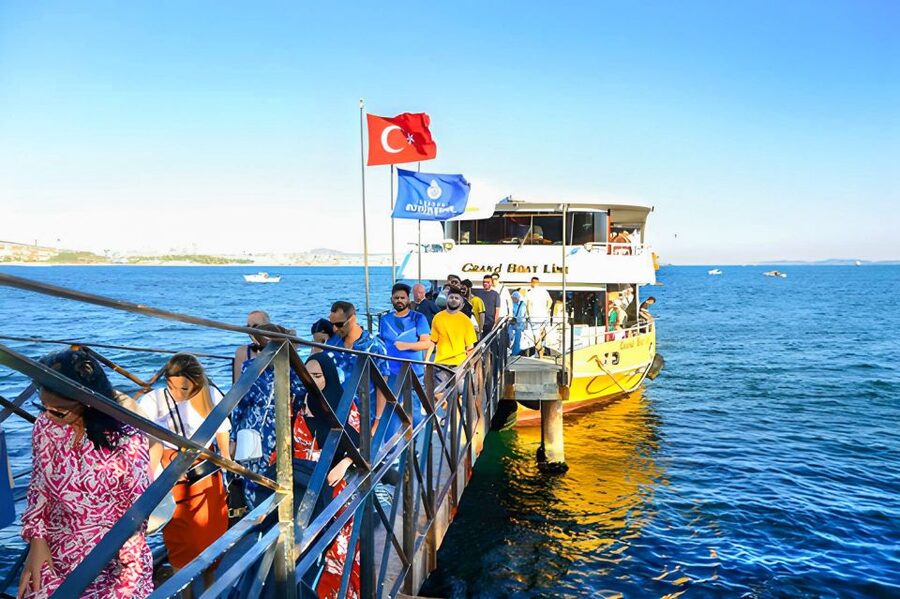 Istanbul: Bosphorus Cruise w/Audio Guide and Sunset Option - Dolmabahçe, Ortaköy, and the European Shore