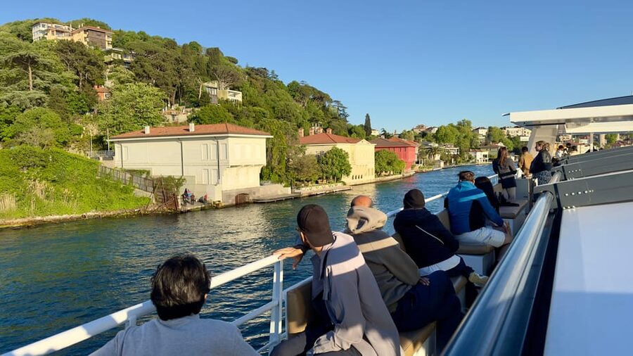 Istanbul: Daytime or Sunset Sightseeing Cruise & Audio Guide - Service, group size, and the audio guide