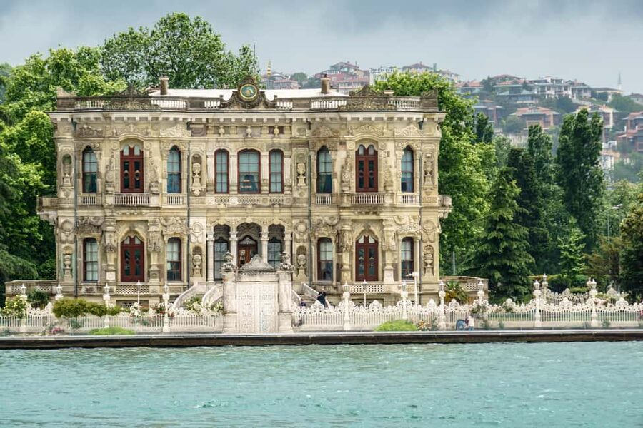 İstanbul: Small-Group Sunset Cruise & Audio Guide w/Snack - Fortresses that explain the Bosphorus