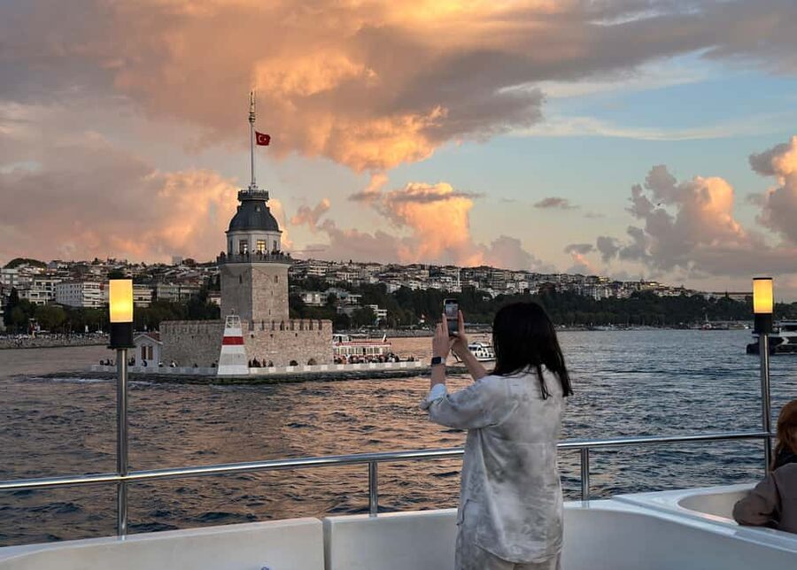 İstanbul: Small-Group Sunset Cruise & Audio Guide w/Snack - Dolmabahce, Ciragan, and Ortakoy from the water