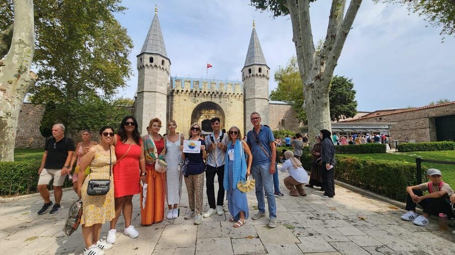 Istanbul : Topkapi Palace and Harem Entrance w/Audio Guide - Meeting at Vieri Jewellery