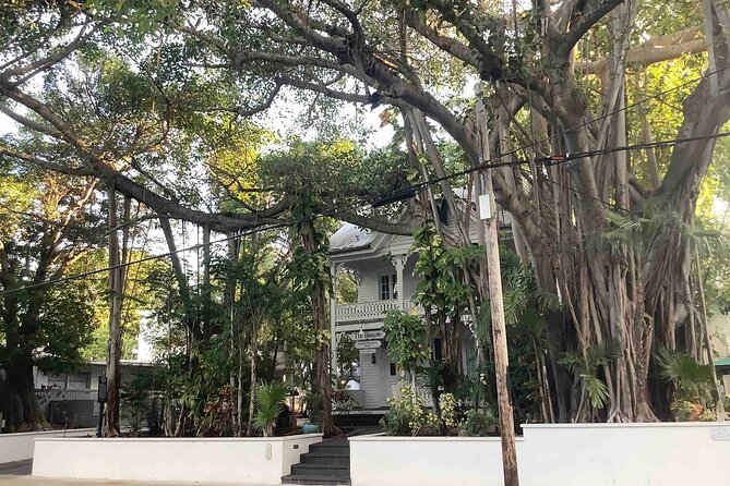Key West History Audio Guided Walking Tour - Sloppy Joe’s and Key West’s bar culture