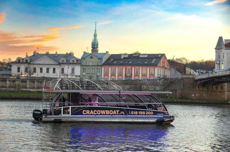 Krakow: Sightseeing Cruise on Vistula River with Audio Guide - What the English audio guide adds