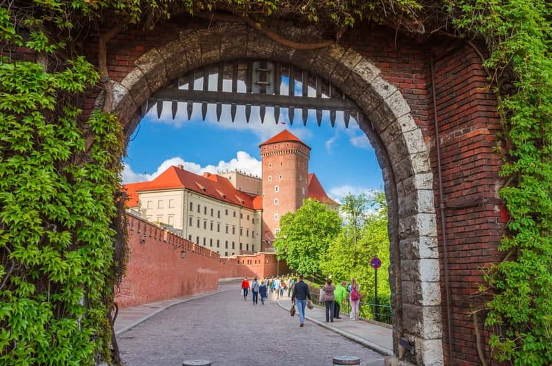 Krakow: Wawel Hill Audioguide Tour - Arriving at the royal residence