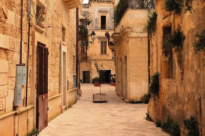 Lecce Walking Tour with Audio and Written Guide by a Local - What the digital format does well