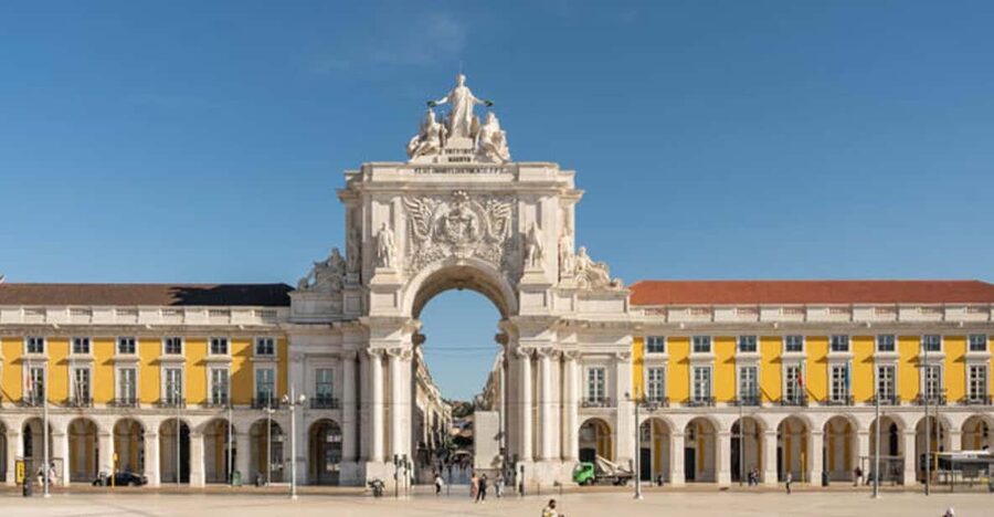 Lisbon: City Audio Guide with 24-Hour Transportation Pass - Bica, Glória, Lavra, and Santa Justa