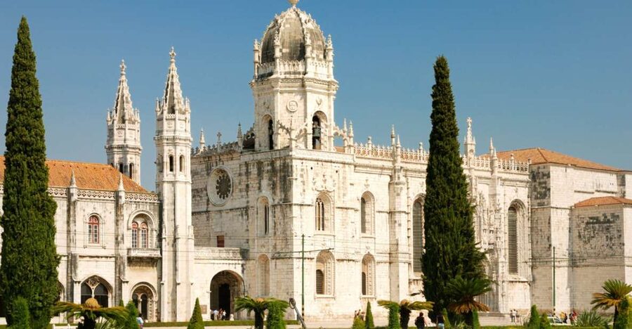 Lisbon: Jerónimos Monastery E-Ticket and Audio Guide - Getting to the entrance at Praça do Império