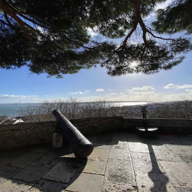 Lisbon: São Jorge Castle E-Ticket and Audio Guide - Walking the walls and finding Santa Luzia