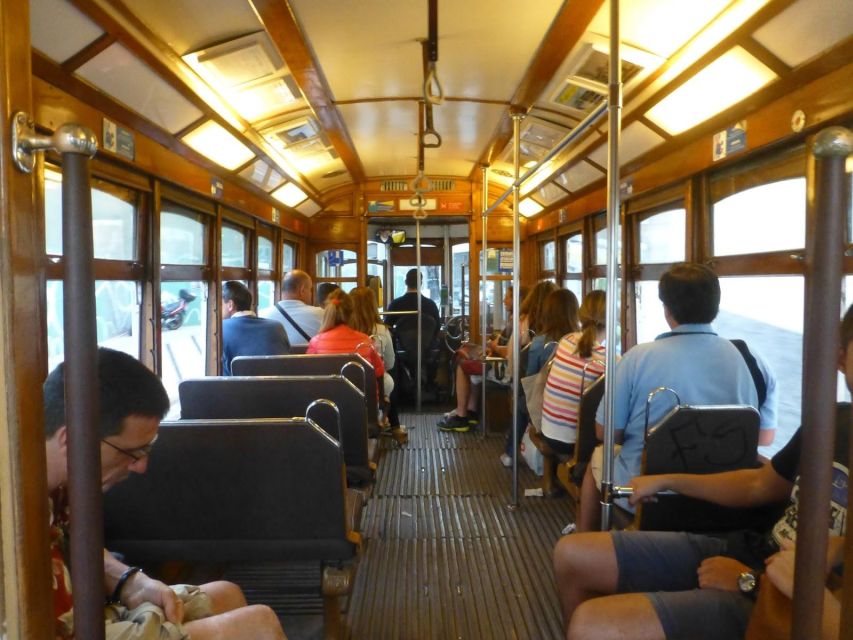 Lisbon: Tram 28 Entry Ticket & Audio Guide with 24-Hour Pass - Using the funiculars and Santa Justa Lift