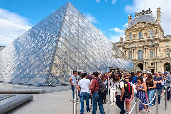 Louvre Museum Entry Ticket with Audio Guide and Mona Lisa Access - Using the audio guide in the galleries