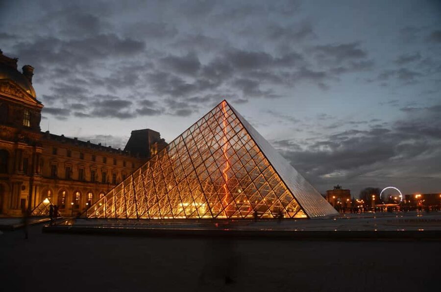 Louvre Museum Timed Entrance Ticket with Audio Guide - Getting into the Louvre through the timed queue
