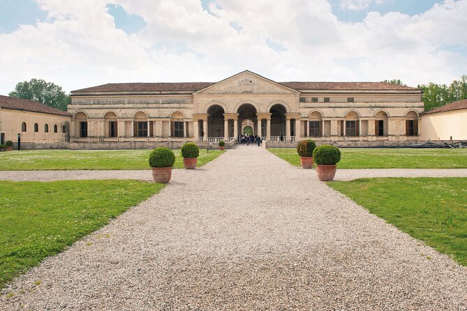 Mantova Walking Tour with Audio and Written Guide by a Local - Starting at the Gonzaga court