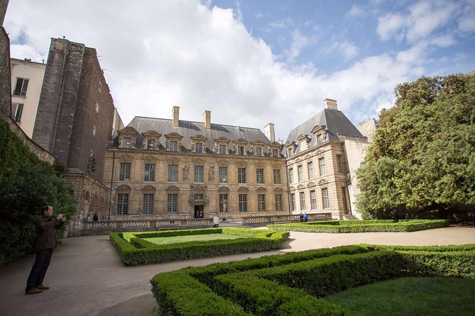 Marais self-guided audio tour: the neighborhood that has it all - Finishing at the National Archives on Rue des Archives