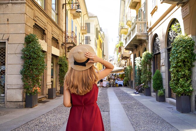 Milan Walking Tour with Audioguide on Your Smartphone - The Galleria and Leonardo in Piazza della Scala