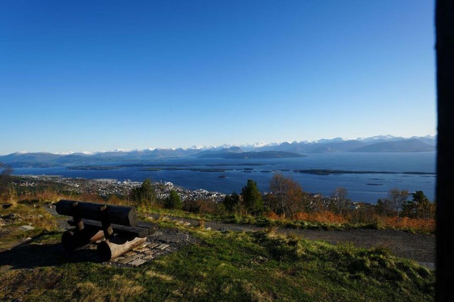 Molde: Atlantic Ocean Road & Varden Audio Guide Bus Tour - Finding the bus at the right Molde pier