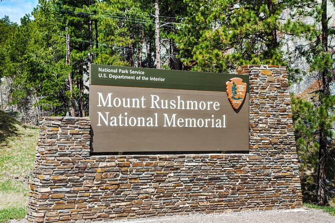 Mount Rushmore Self-Guided Walking Audio Tour - Gutzon Borglum Historical Center: start with the sculptor