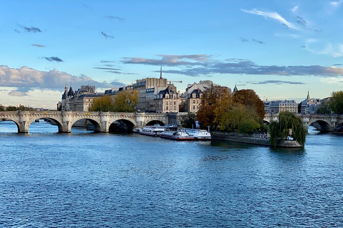 Mysteries & Legends, smartphone audioguided walking tour - Finishing at Notre-Dame