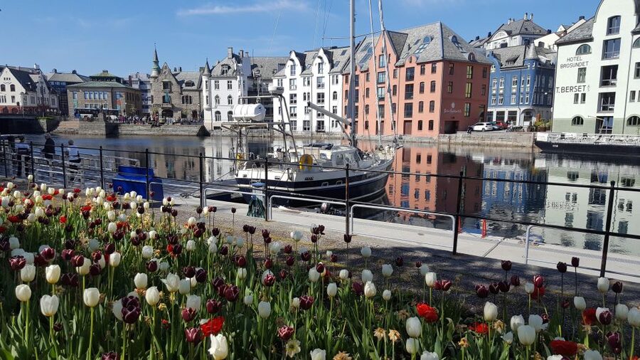 Norwegian Coastal Cities: Smartphone Audio Guide App - Tromsø and its polar past