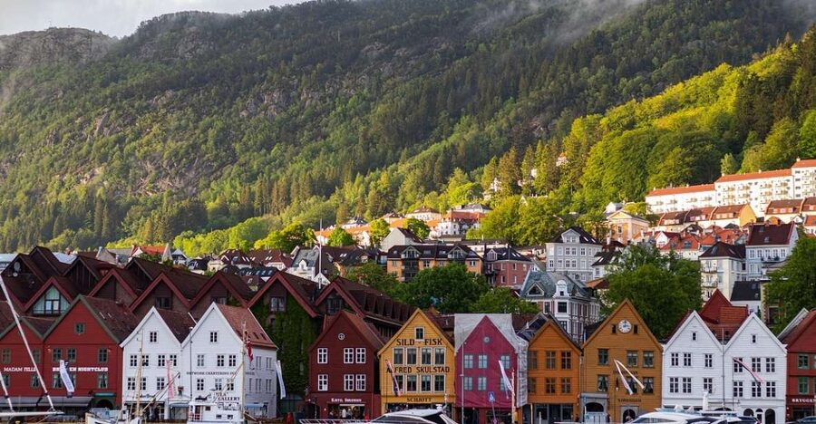 Norwegian Coastal Cities: Smartphone Audio Guide App - English, German, and the phone setup
