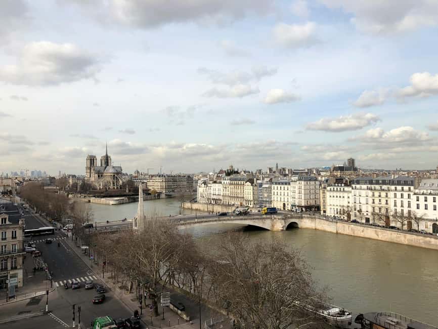 Notre-Dame Tour with Host or AudioGuide + Optional Cruise - Meeting the host at the Statue of Charlemagne