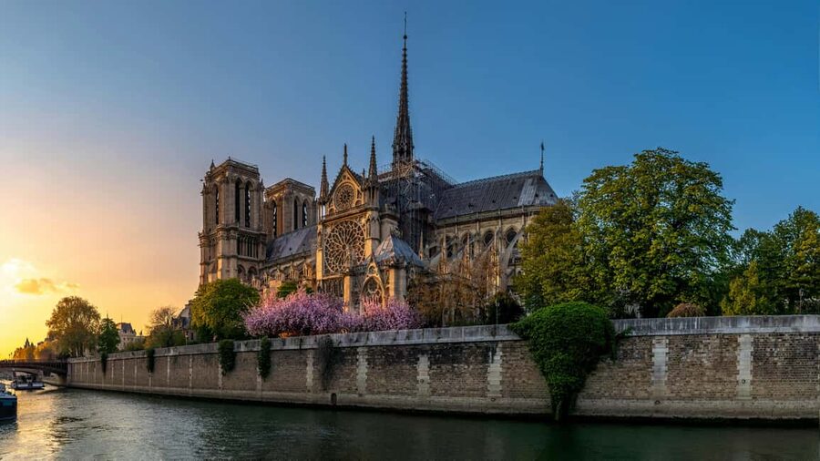 Notre-Dame Tour with Host or AudioGuide + Optional Cruise - A one-hour visit, with room for quiet observation