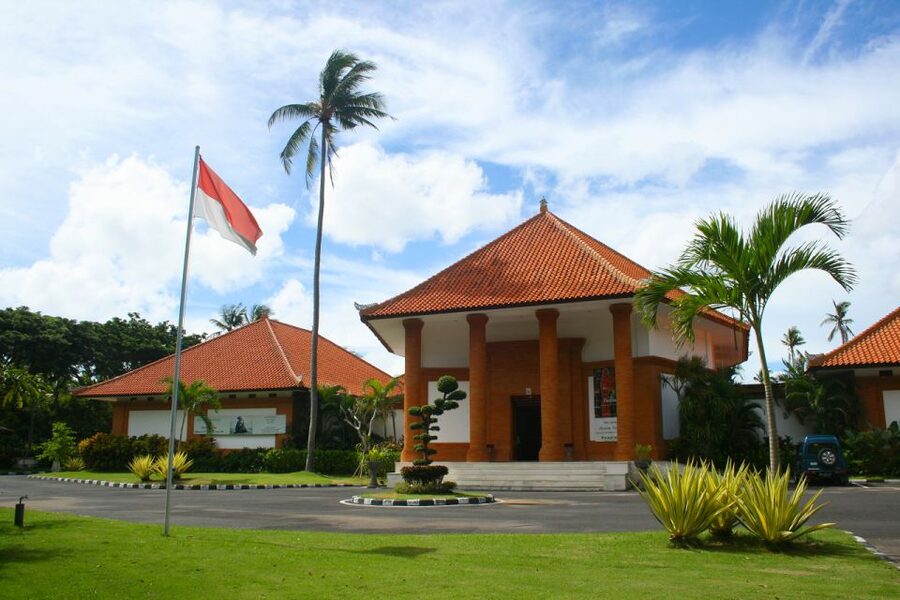 Nusa Dua: Museum Pasifika Admission Ticket with Audio Guide - Look for the Hanoi-trained Indonesian artists