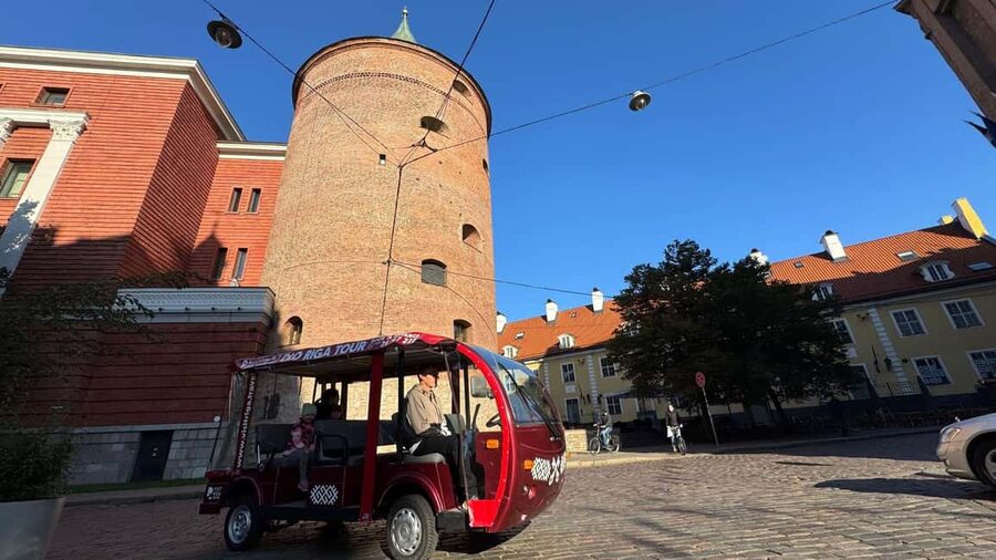 Old Riga Heated E-Bus Tour with Audio Guide & Mulled Wine - What the tour does well for the price