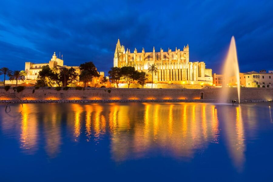 Palma de Mallorca: Self-Guided Audio Tour - Palma Cathedral and the old religious quarter
