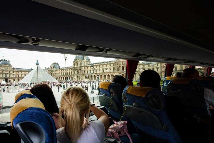 Paris: Audio-Guided Bus Tour & Seine River Cruise - Audio commentary and the tablet experience