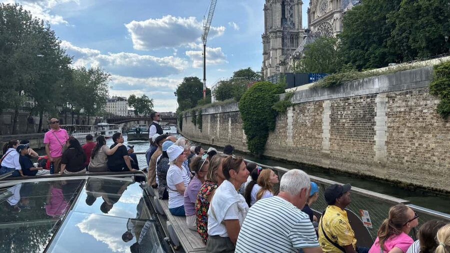 Paris: Illuminations River Cruise with Audio Commentary - Île de la Cité and Notre-Dame from the water