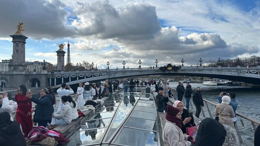 Paris: Illuminations River Cruise with Audio Commentary - Commentary, the web app, and what to bring