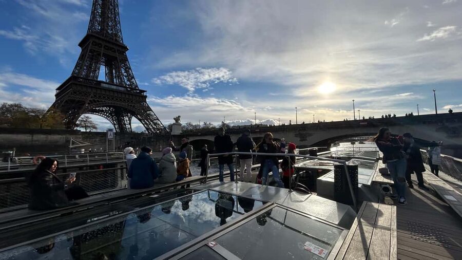 Paris: Illuminations River Cruise with Audio Commentary - Seating, queues, weather, and comfort