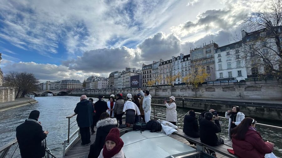 Paris: Illuminations River Cruise with Audio Commentary - Reading the river from Les Invalides to Musée d’Orsay