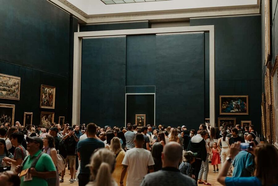 Paris: Louvre Museum Hosted Entry and Mona Lisa Audioguide - Entering the Louvre with a timed ticket